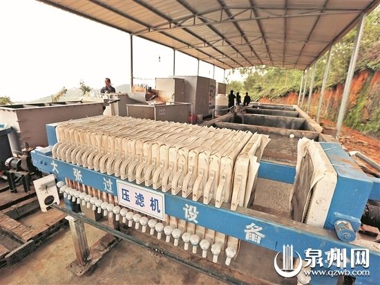 利用这些设备可以将猪粪“变成”有机肥和清水