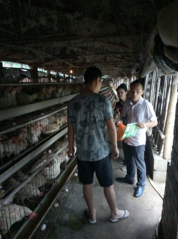 广西助农服务在养殖场一线技术员4.png