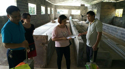 广西助农服务在养殖场一线技术员8.png