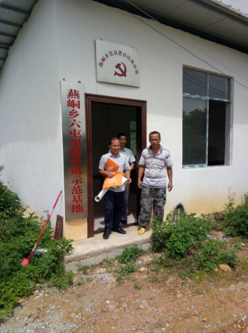 广西助农服务在养殖场一线技术员9.png