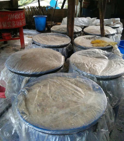 养殖场用塑料容器发酵豆粕现场.jpg